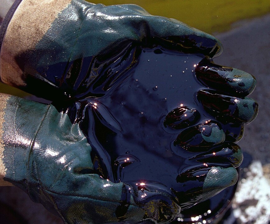 Manos con petróleo durante el proceso de explotación. Foto: Instituto Mexicano del Petróleo